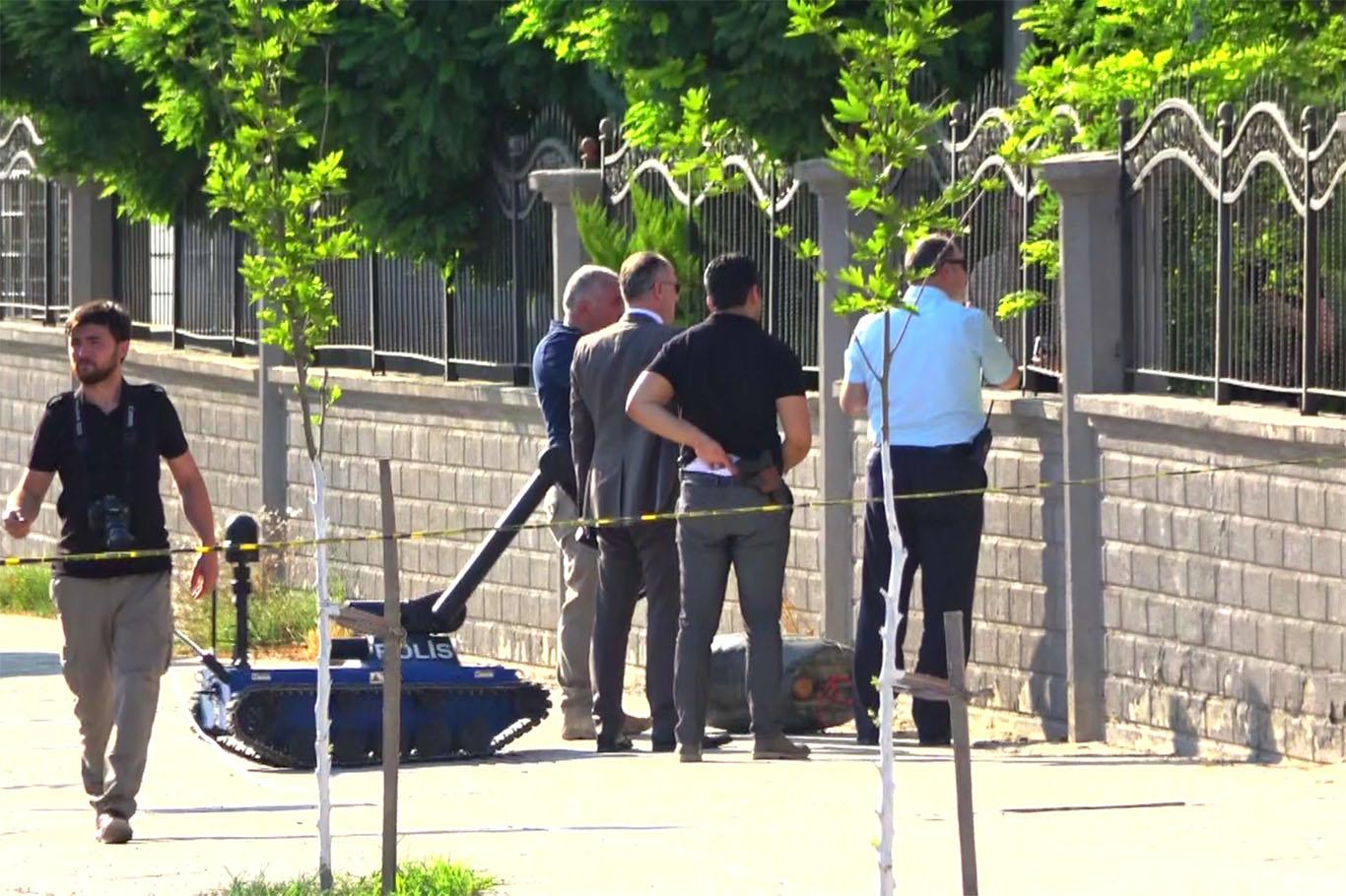 Valilik önünde "bomba" paniği Valilik önünde "bomba" paniği